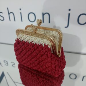 Χειροποίητο πλεκτό πορτοφόλι κλικ κλακ με μεταλλικό κούμπωμα.