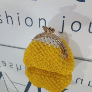 Χειροποίητο πλεκτό πορτοφόλι κλικ κλακ με μεταλλικό κούμπωμα.