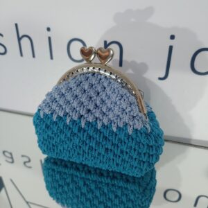 Χειροποίητο πλεκτό πορτοφόλι κλικ κλακ με μεταλλικό κούμπωμα.