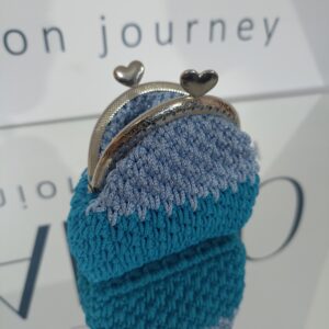 Χειροποίητο πλεκτό πορτοφόλι κλικ κλακ με μεταλλικό κούμπωμα.