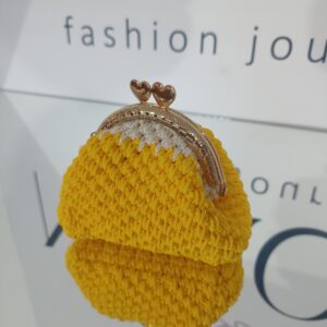 Χειροποίητο πλεκτό πορτοφόλι κλικ κλακ με μεταλλικό κούμπωμα.