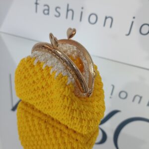 Χειροποίητο πλεκτό πορτοφόλι κλικ κλακ με μεταλλικό κούμπωμα.