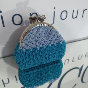 Χειροποίητο πλεκτό πορτοφόλι κλικ κλακ με μεταλλικό κούμπωμα.