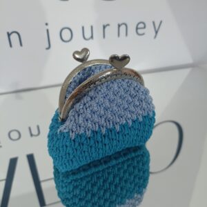 Χειροποίητο πλεκτό πορτοφόλι κλικ κλακ με μεταλλικό κούμπωμα.