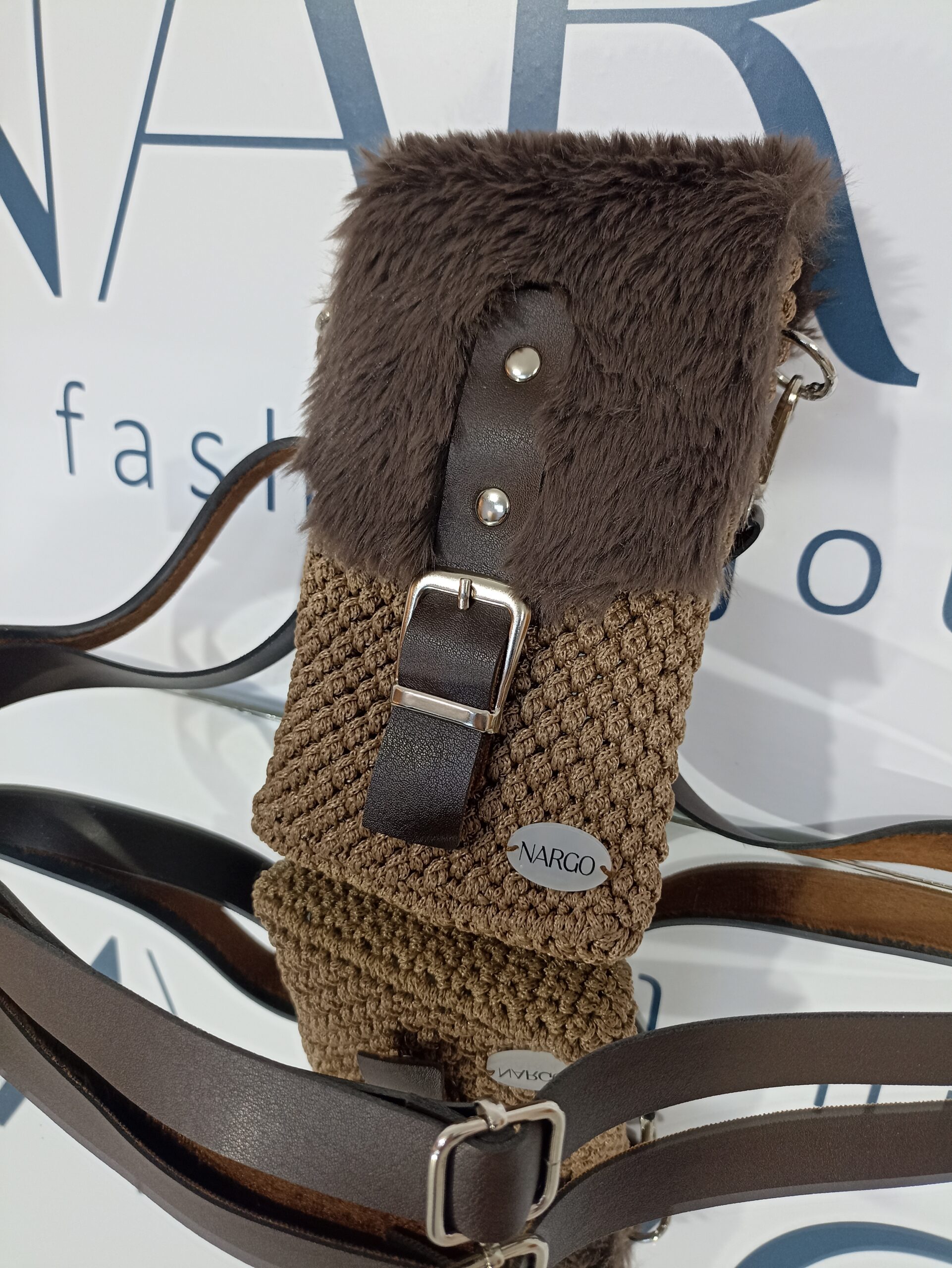 Χειροποίητο πλεκτό τσαντάκι - θήκη κινητού - σε καφέ αποχρώσεις.