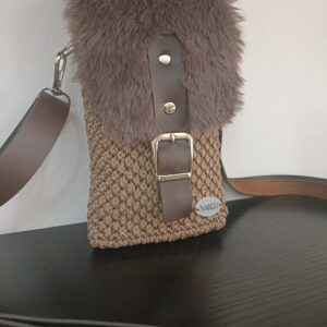 Χειροποίητο πλεκτό τσαντάκι - θήκη κινητού - σε καφέ αποχρώσεις.