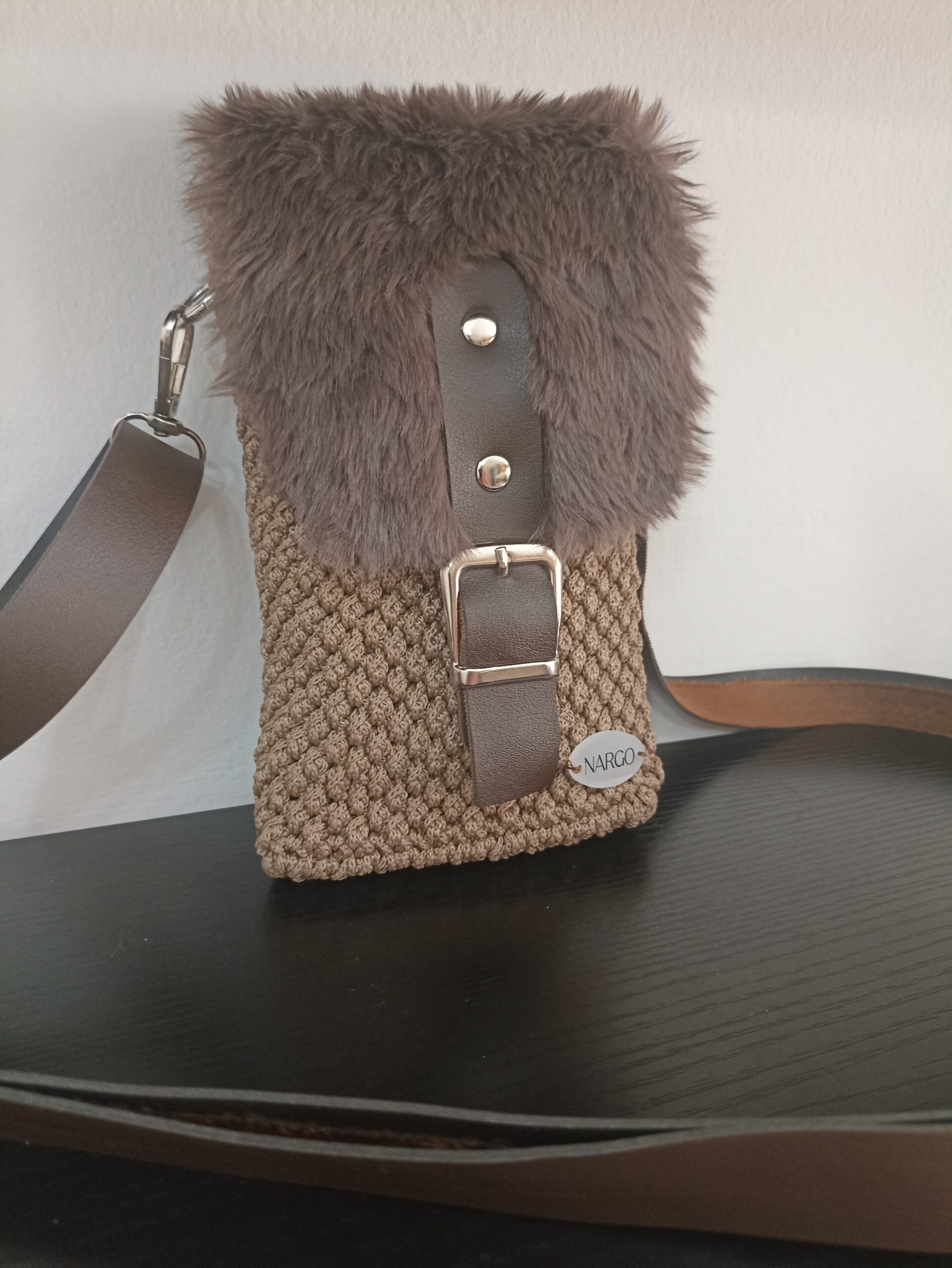 Χειροποίητο πλεκτό τσαντάκι - θήκη κινητού - σε καφέ αποχρώσεις.