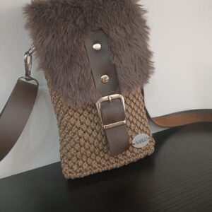 Χειροποίητο πλεκτό τσαντάκι - θήκη κινητού - σε καφέ αποχρώσεις.