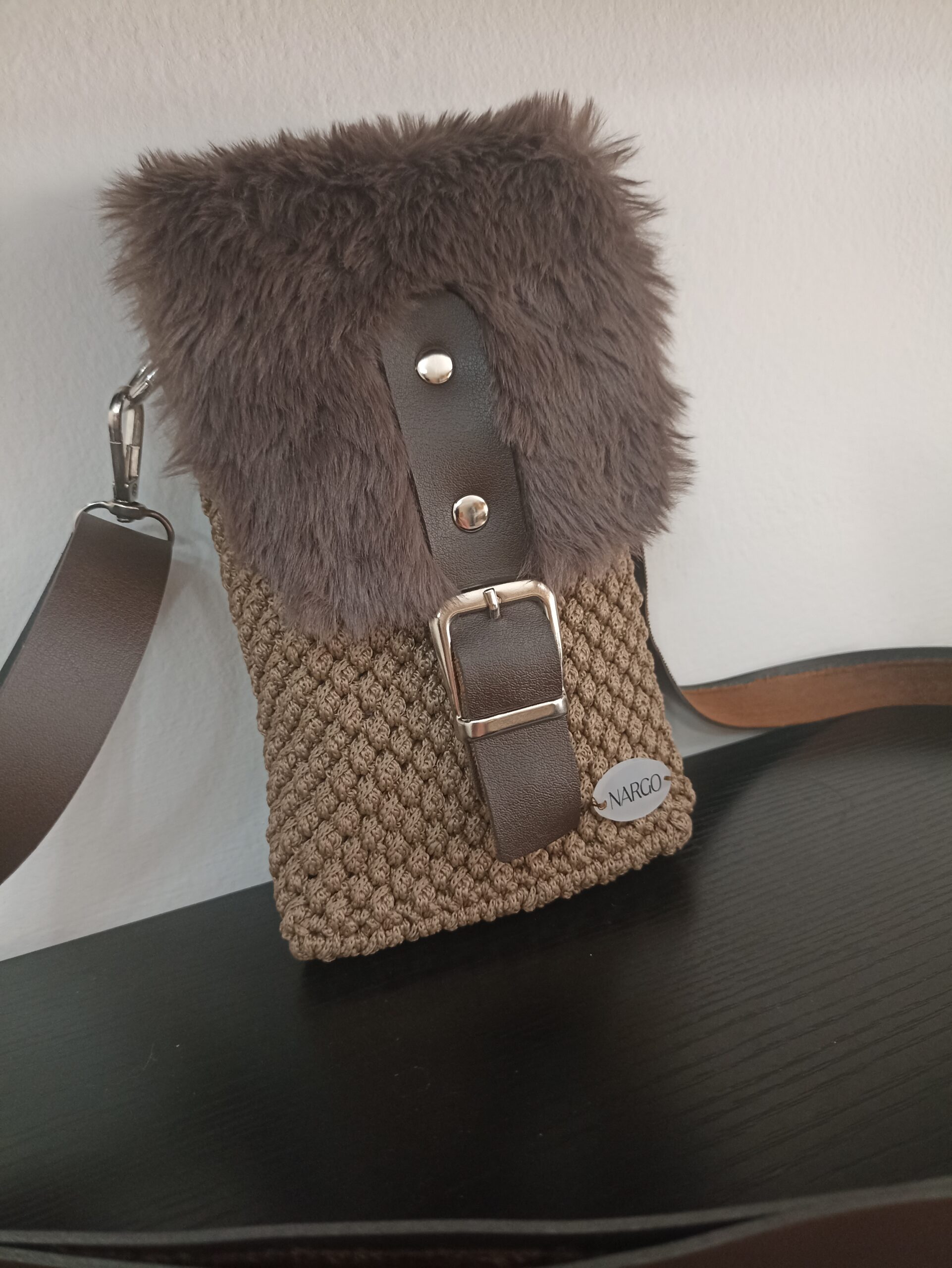 Χειροποίητο πλεκτό τσαντάκι - θήκη κινητού - σε καφέ αποχρώσεις.