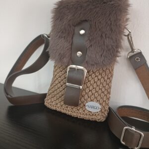 Χειροποίητο πλεκτό τσαντάκι - θήκη κινητού - σε καφέ αποχρώσεις.