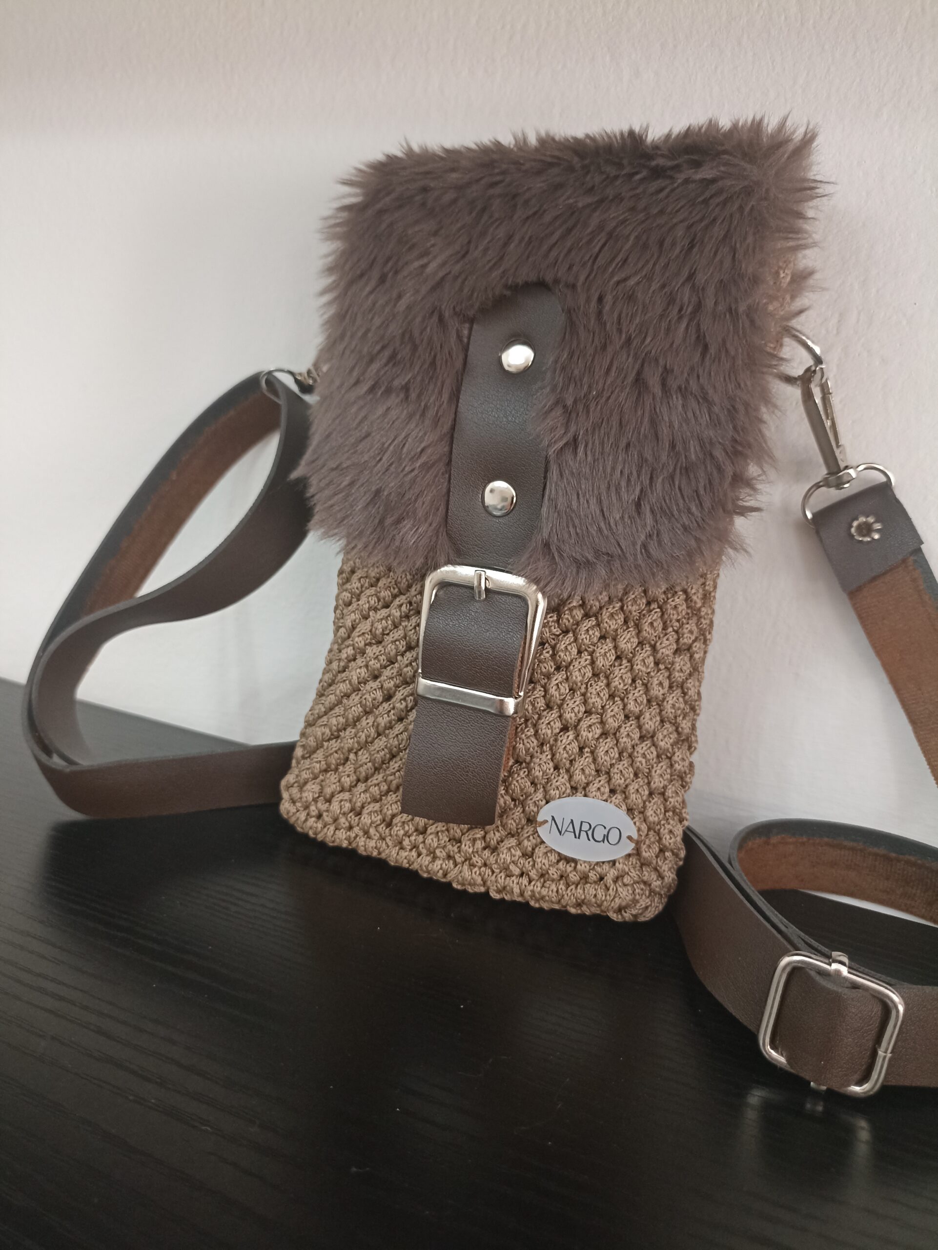 Χειροποίητο πλεκτό τσαντάκι - θήκη κινητού - σε καφέ αποχρώσεις.