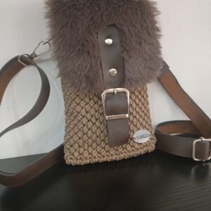 Χειροποίητο πλεκτό τσαντάκι - θήκη κινητού - σε καφέ αποχρώσεις.