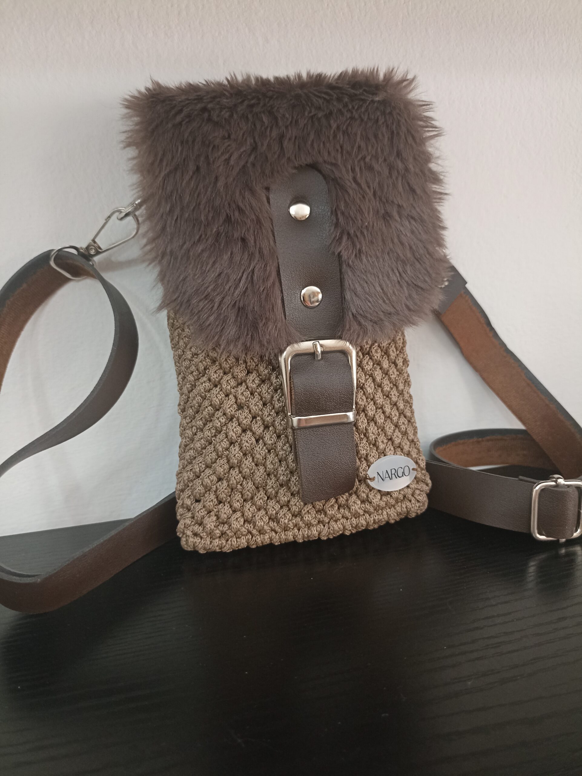 Χειροποίητο πλεκτό τσαντάκι - θήκη κινητού - σε καφέ αποχρώσεις.