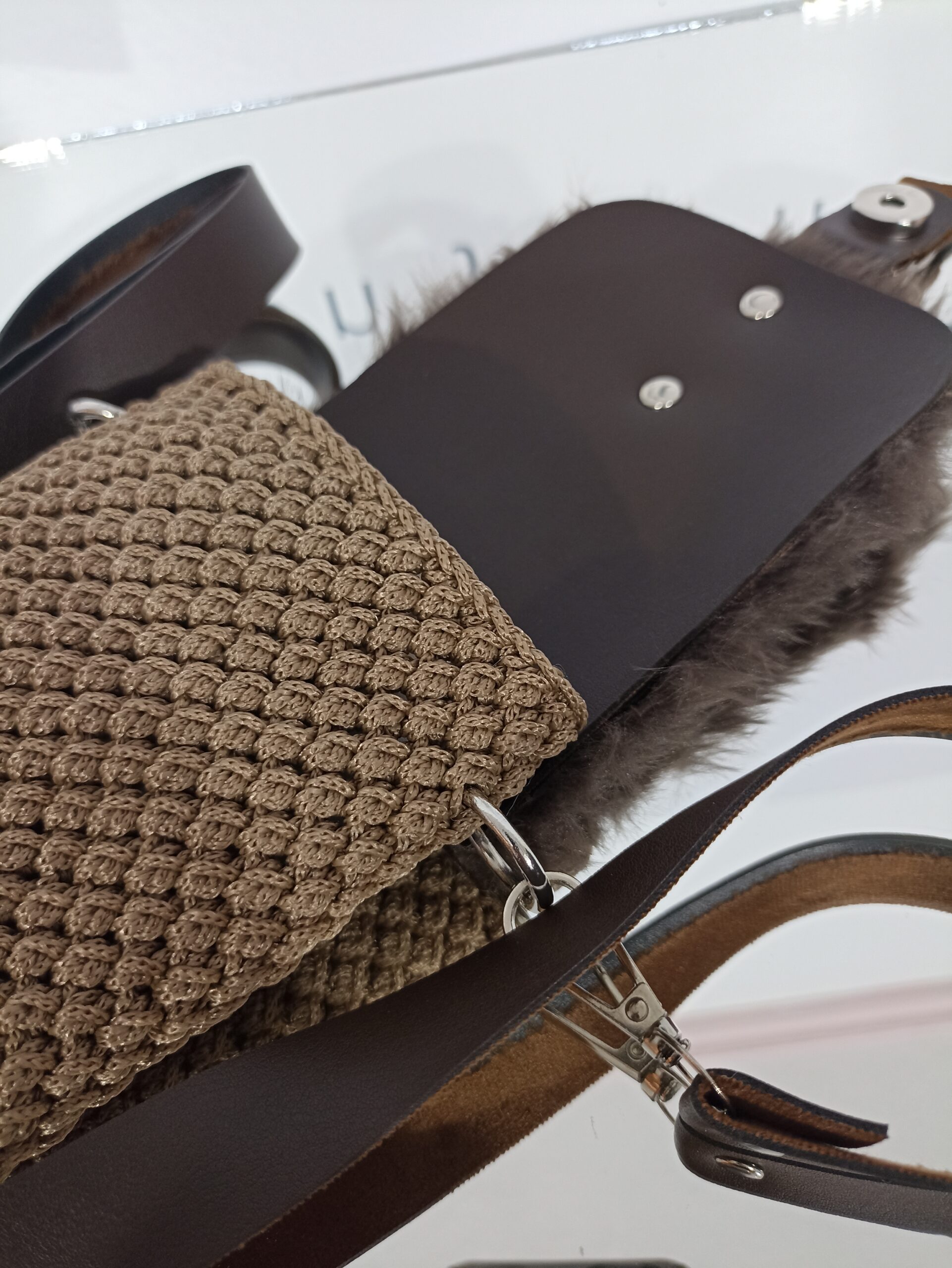 Πλεκτό τσαντάκι - θήκη κινητού - με γούνινο καπάκι - Καφέ - Image 3