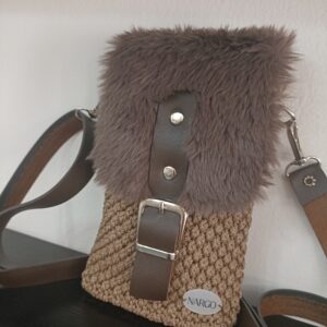 Χειροποίητο πλεκτό τσαντάκι - θήκη κινητού - σε καφέ αποχρώσεις.