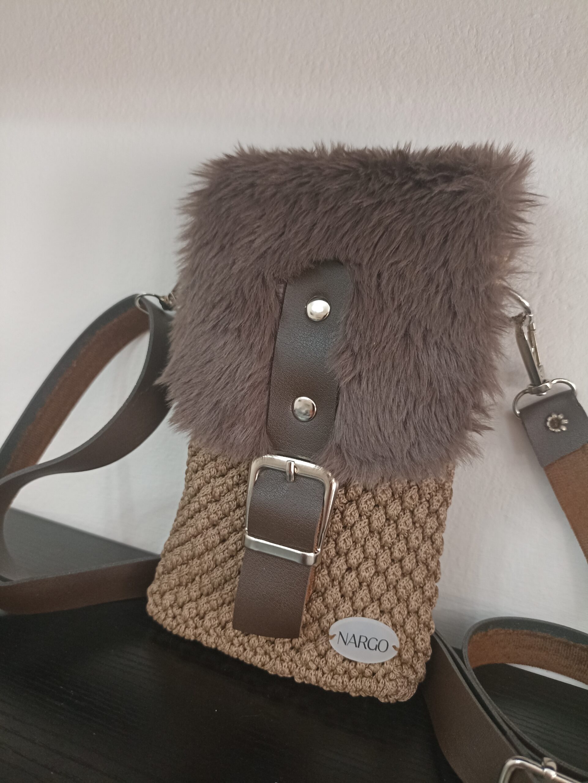 Χειροποίητο πλεκτό τσαντάκι - θήκη κινητού - σε καφέ αποχρώσεις.