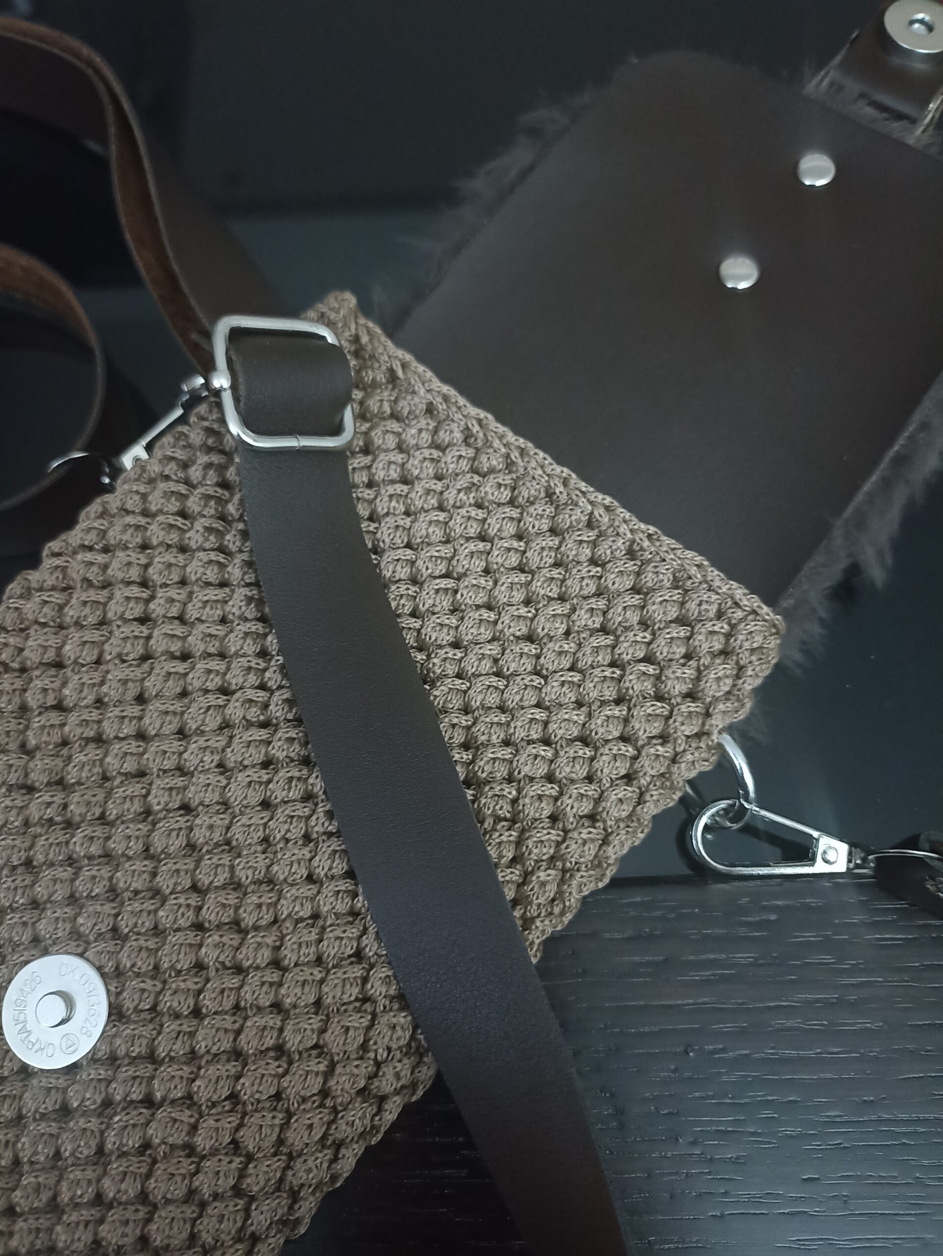 Πλεκτό τσαντάκι - θήκη κινητού - με γούνινο καπάκι - Καφέ - Image 3