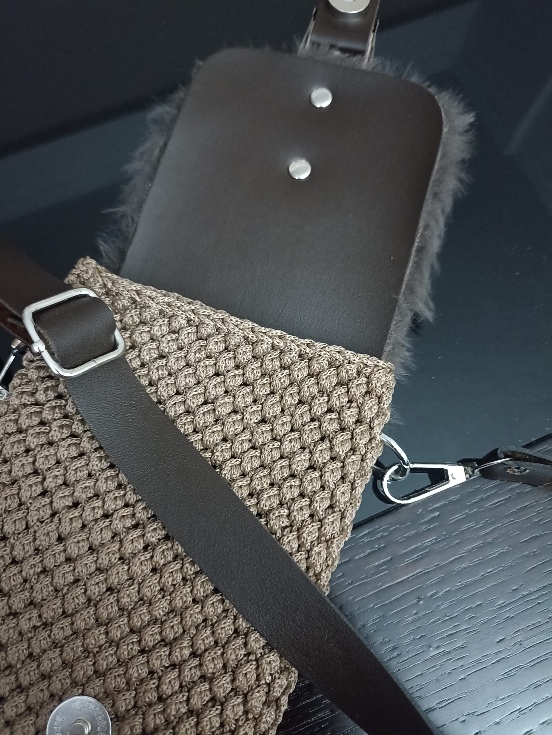 Πλεκτό τσαντάκι - θήκη κινητού - με γούνινο καπάκι - Καφέ - Image 6