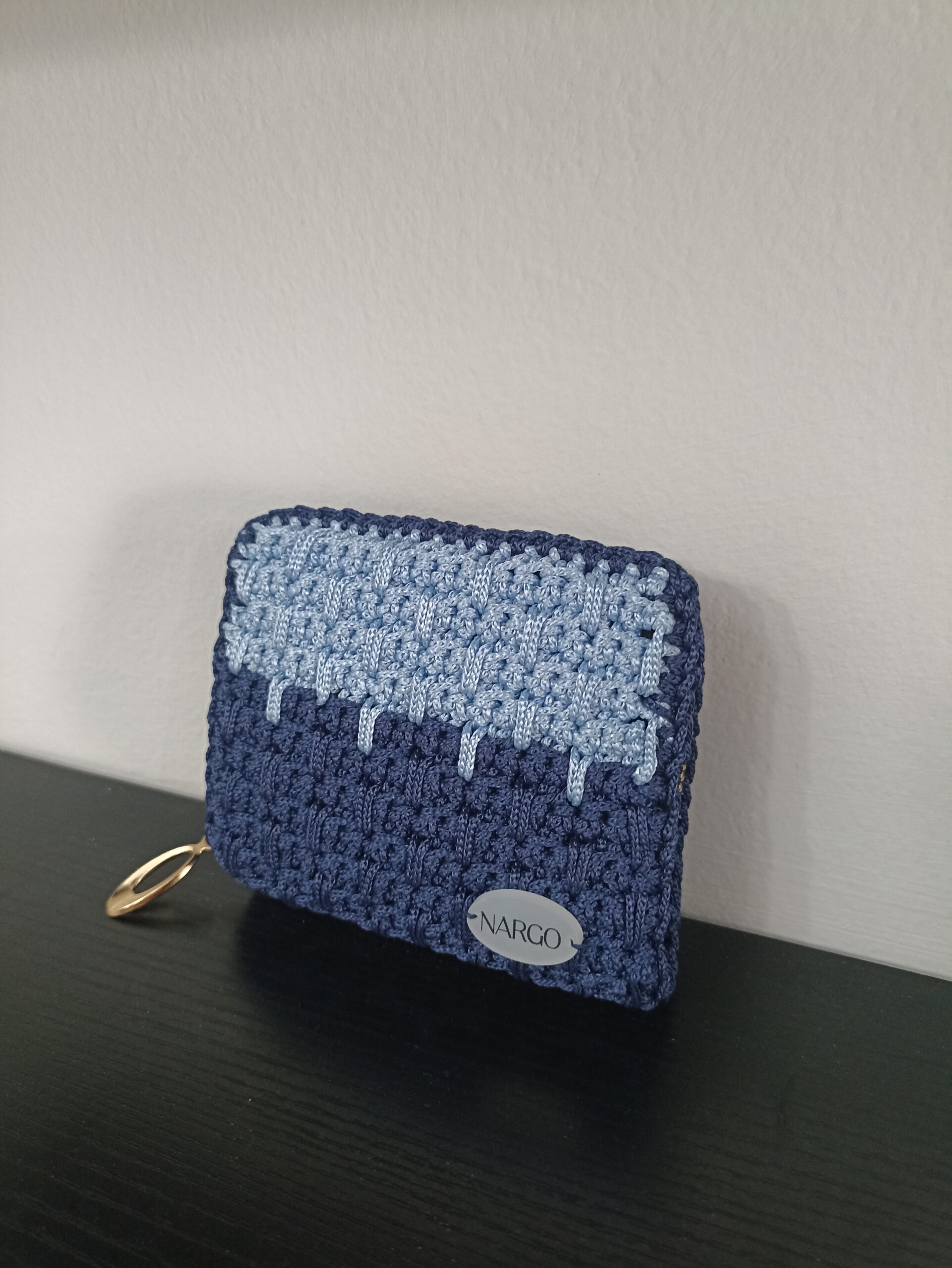 Χειροποίητο πλεκτό πορτοφολάκι με φερμουάρ.