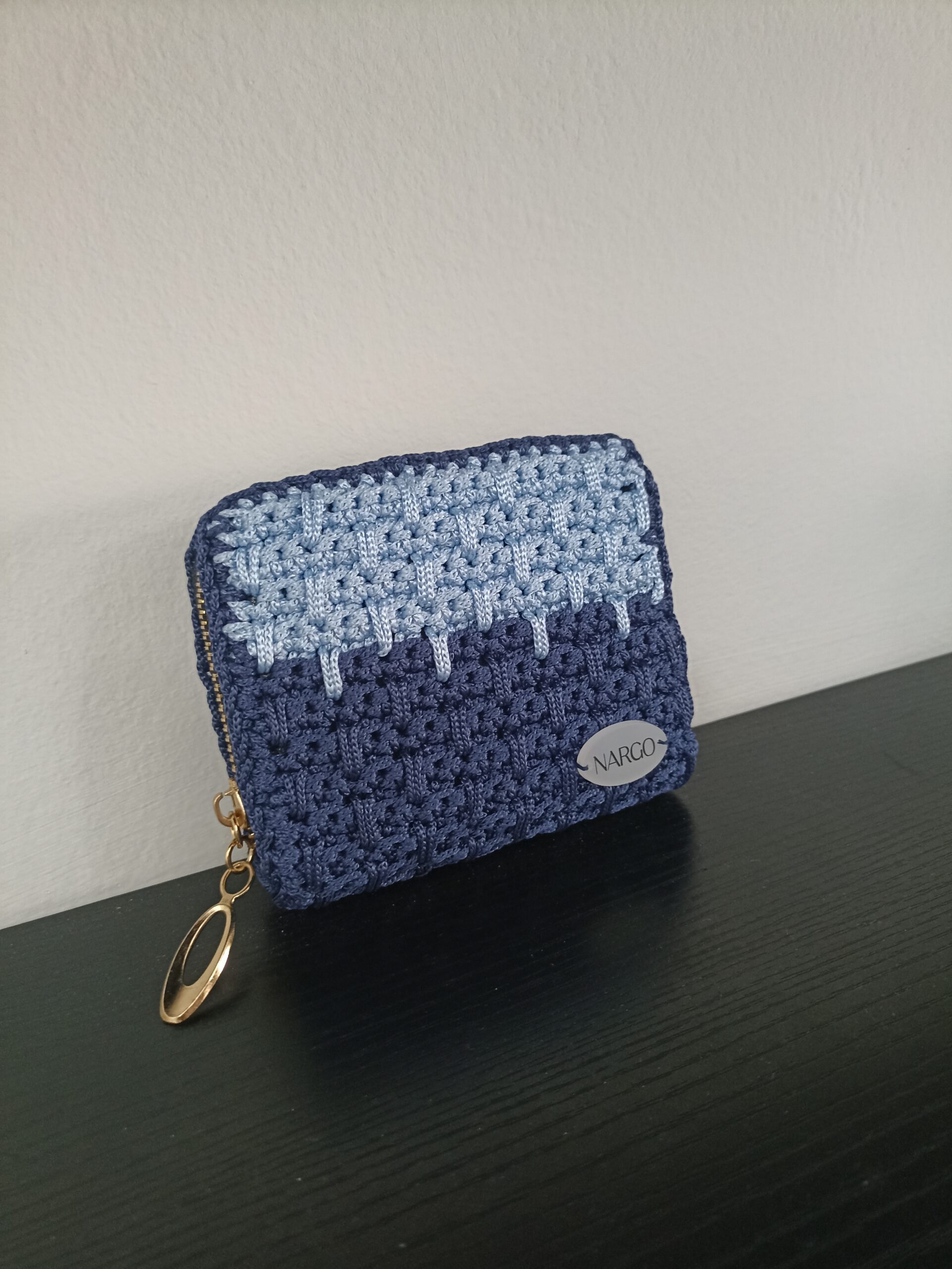 Χειροποίητο πλεκτό πορτοφολάκι με φερμουάρ.