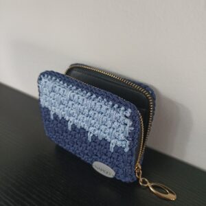 Χειροποίητο πλεκτό πορτοφολάκι με φερμουάρ.