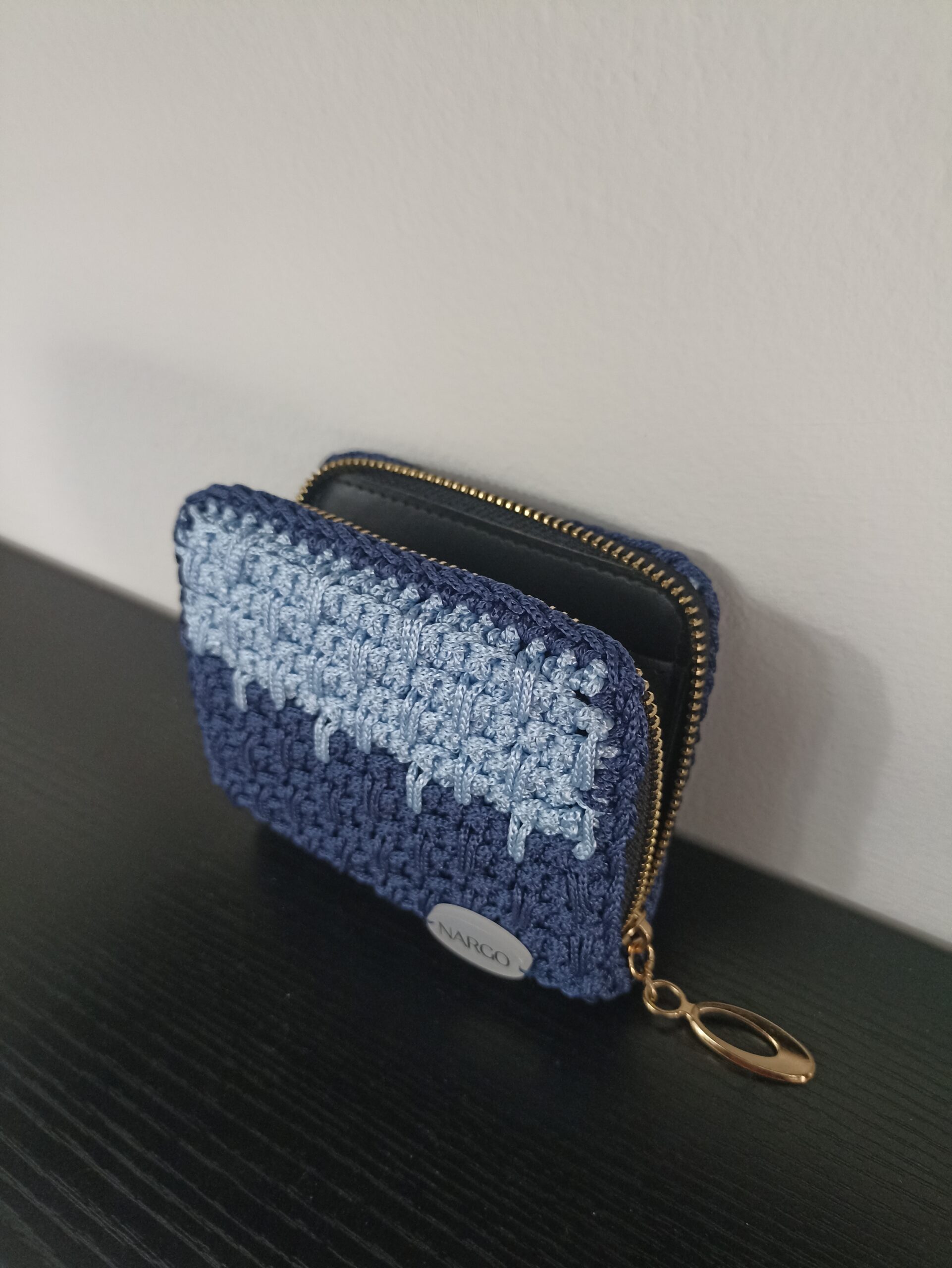 Χειροποίητο πλεκτό πορτοφολάκι με φερμουάρ.
