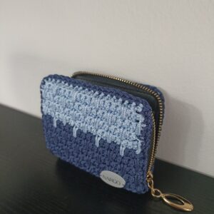 Χειροποίητο πλεκτό πορτοφολάκι με φερμουάρ.