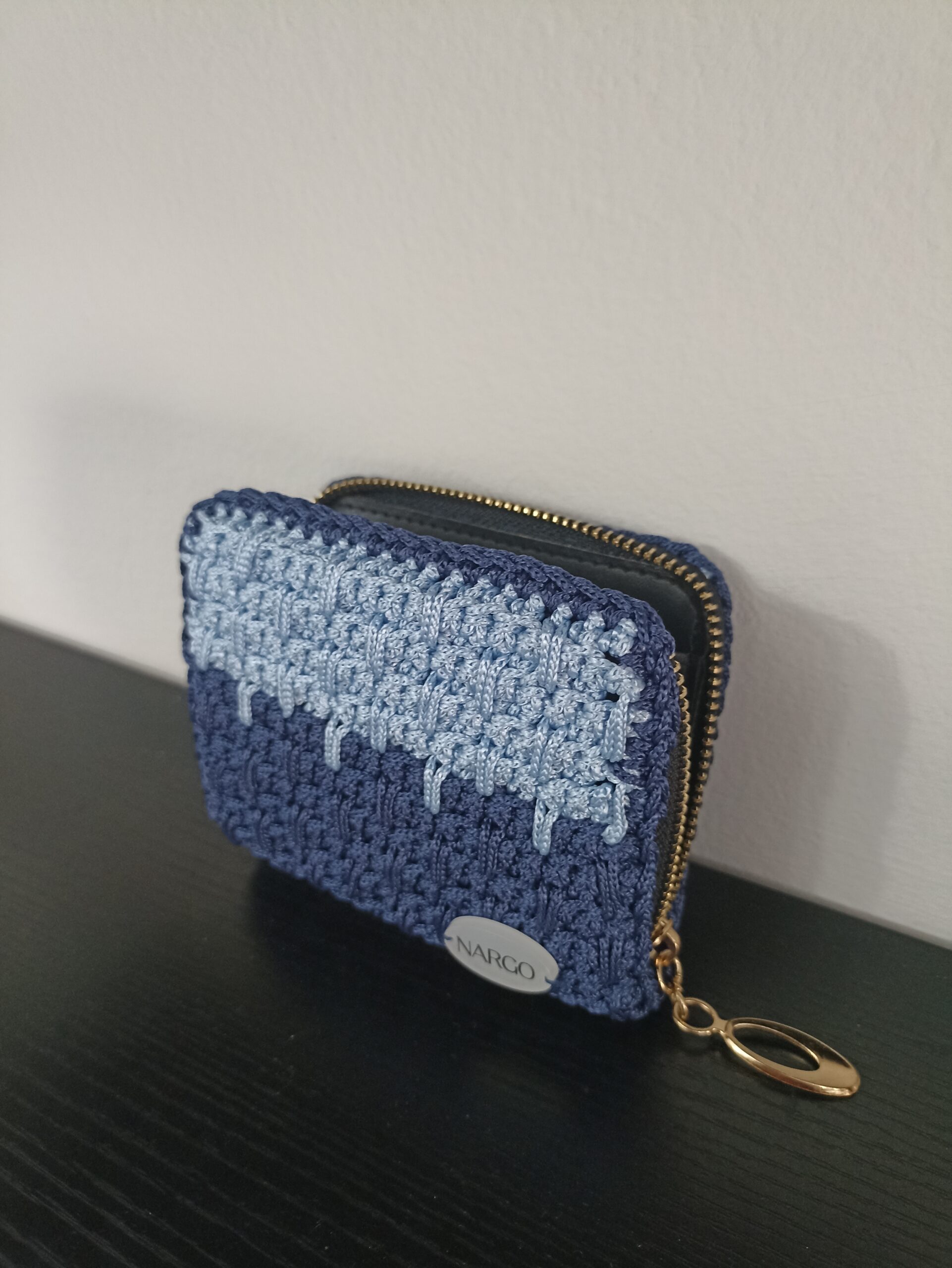 Χειροποίητο πλεκτό πορτοφολάκι με φερμουάρ.