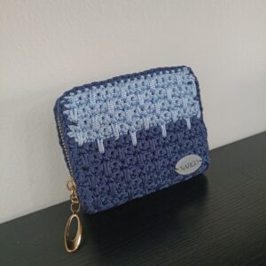 Χειροποίητο πλεκτό πορτοφολάκι με φερμουάρ.