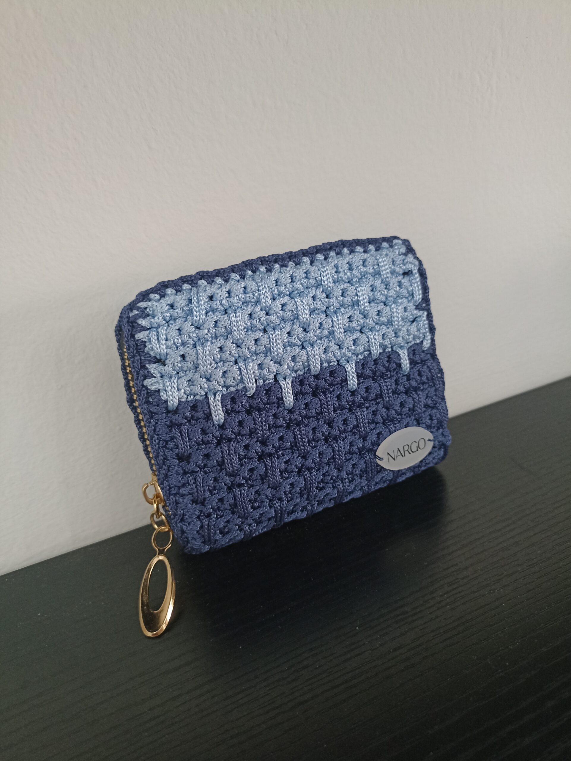 Χειροποίητο πλεκτό πορτοφολάκι με φερμουάρ.