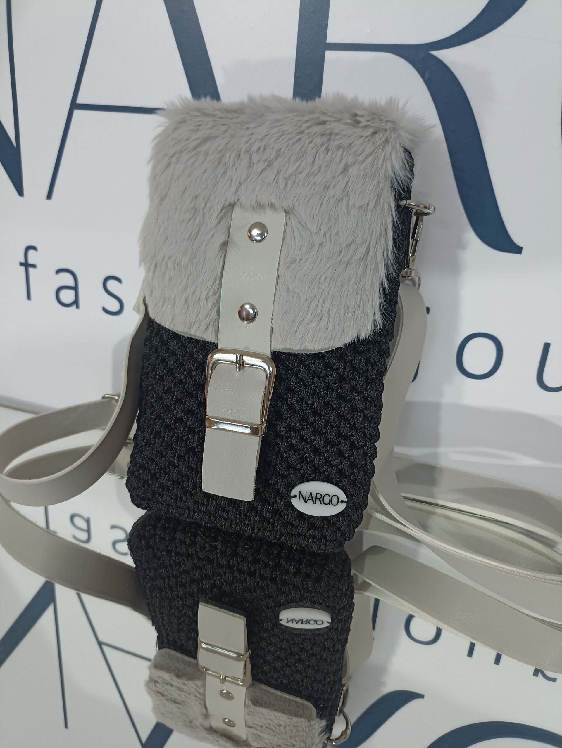 Χειροποίητο πλεκτό τσαντάκι - θήκη κινητού - σε γκρι απαλό με μαύρο.