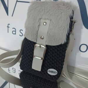 Χειροποίητο πλεκτό τσαντάκι - θήκη κινητού - σε γκρι απαλό με μαύρο.