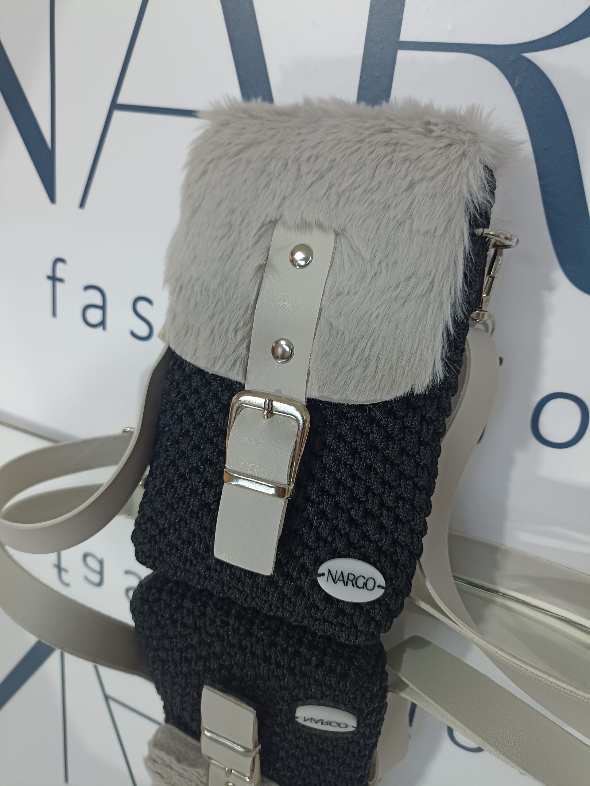 Χειροποίητο πλεκτό τσαντάκι - θήκη κινητού - σε γκρι απαλό με μαύρο.