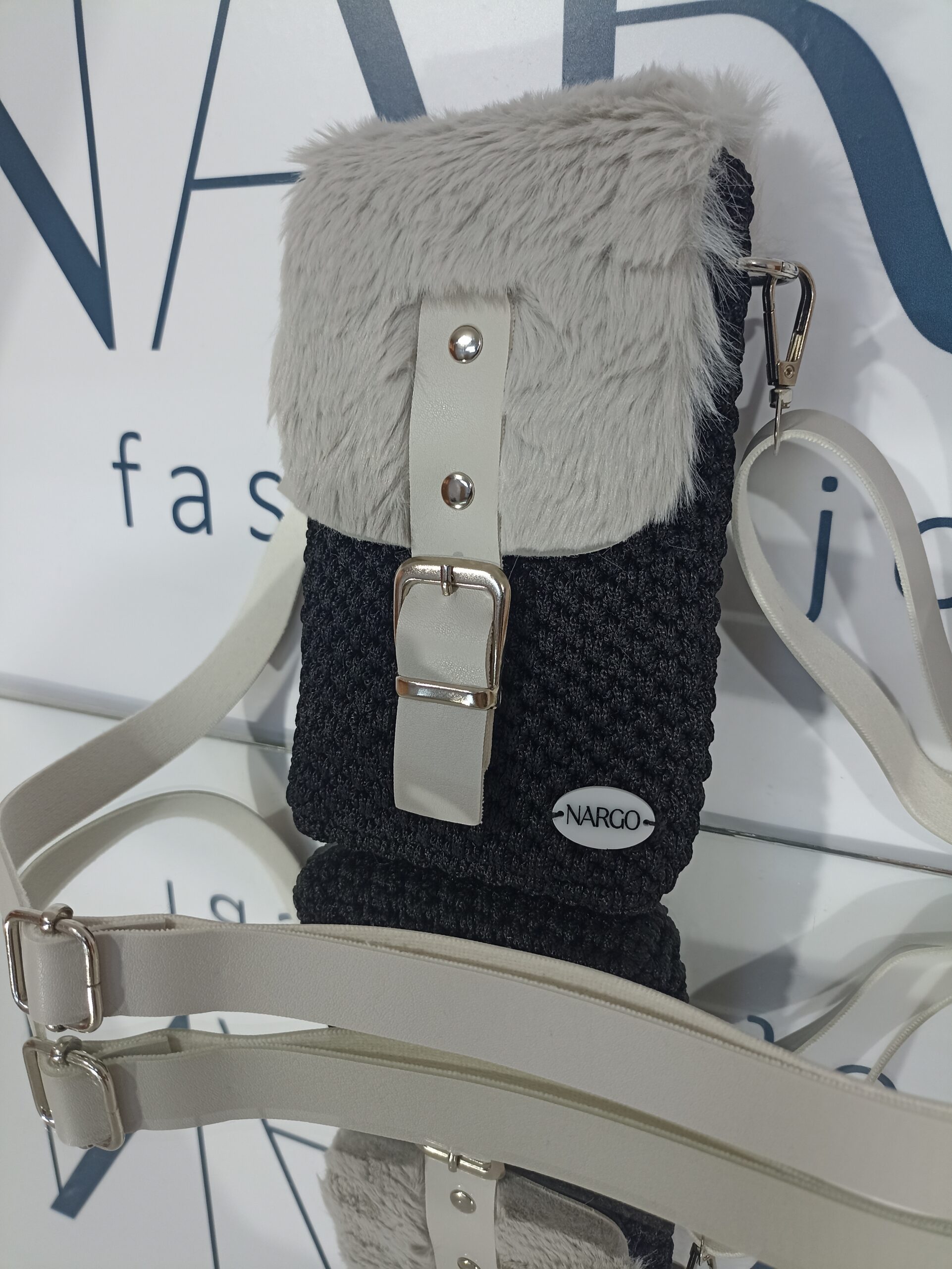 Χειροποίητο πλεκτό τσαντάκι - θήκη κινητού - σε γκρι απαλό με μαύρο.