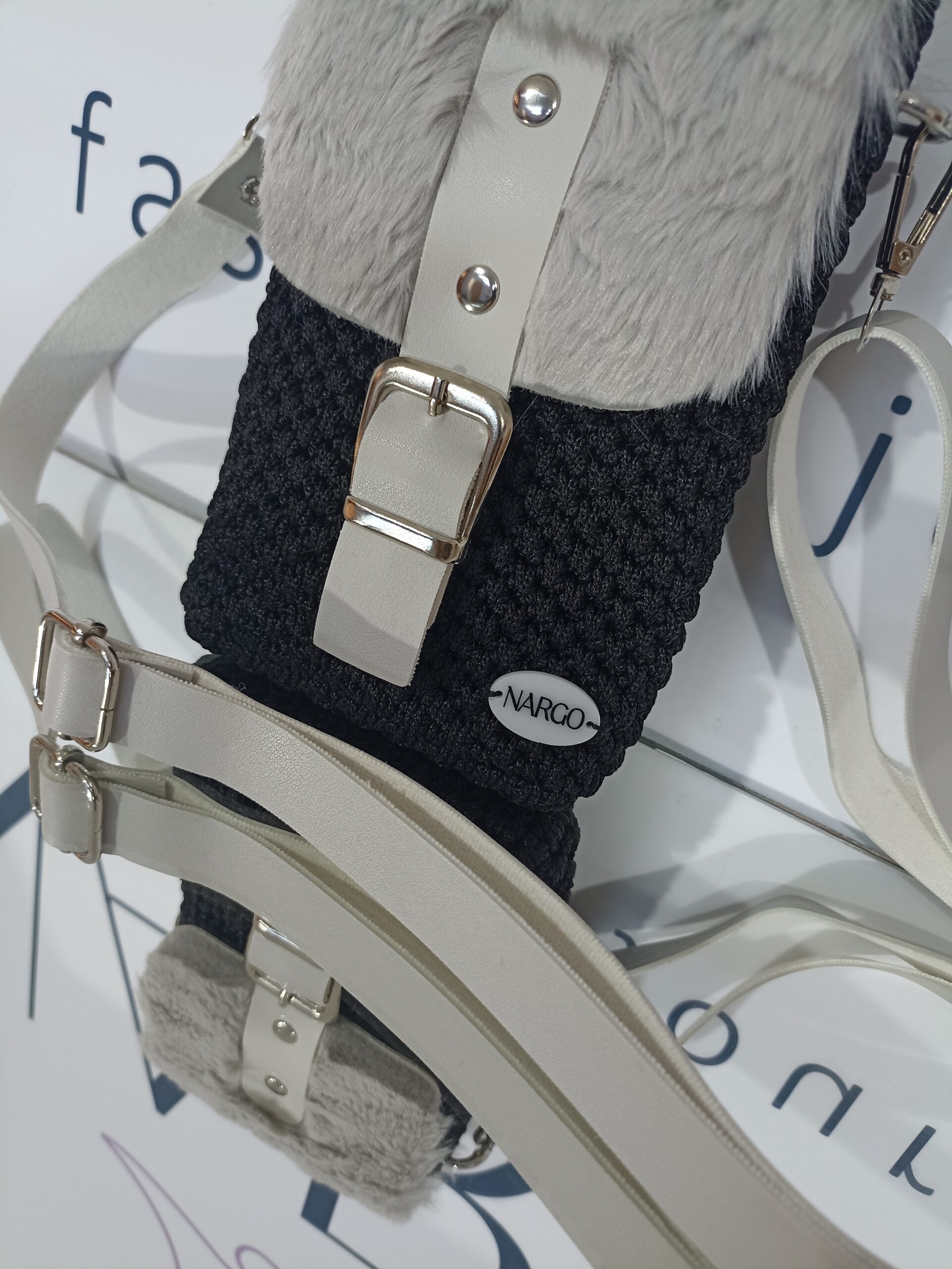 Πλεκτό τσαντάκι - θήκη κινητού - με γούνινο καπάκι - Γκρι με μαύρο - Image 2