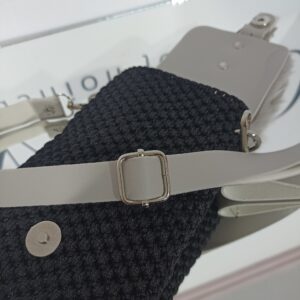 Χειροποίητο πλεκτό τσαντάκι - θήκη κινητού - σε γκρι απαλό με μαύρο.