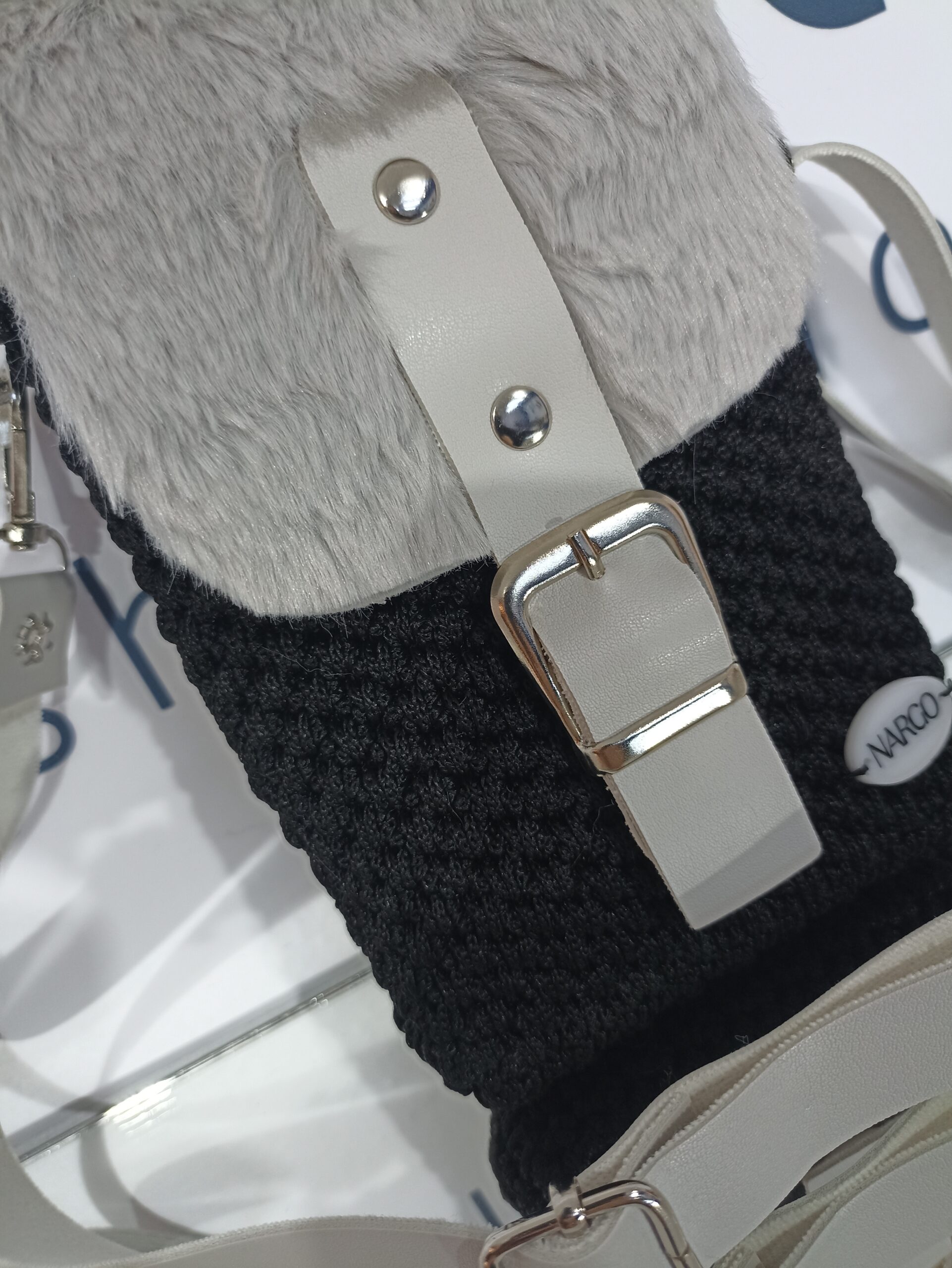 Πλεκτό τσαντάκι - θήκη κινητού - με γούνινο καπάκι - Γκρι με μαύρο - Image 6