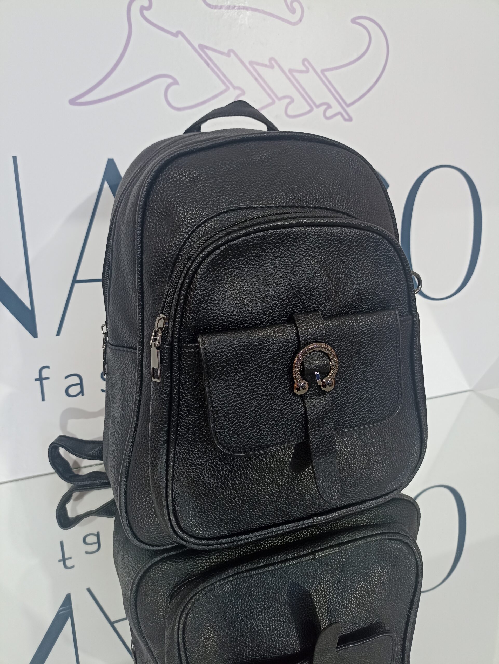 Γυναικείο μαύρο σακίδιο πλάτης (backpack) με μαύρα μεταλλικά στοιχεία!