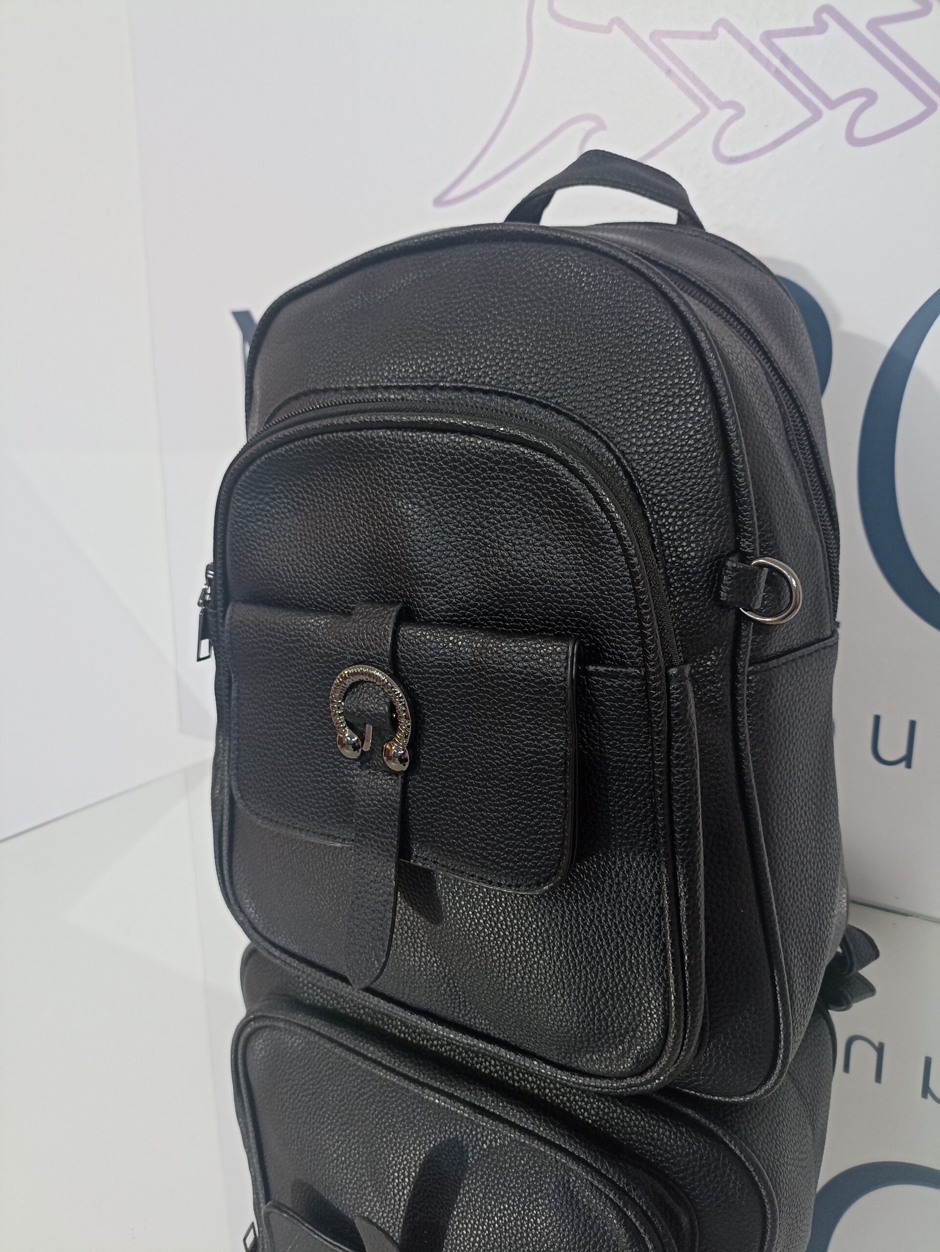 Γυναικείο μαύρο σακίδιο πλάτης (backpack) με μαύρα μεταλλικά στοιχεία!