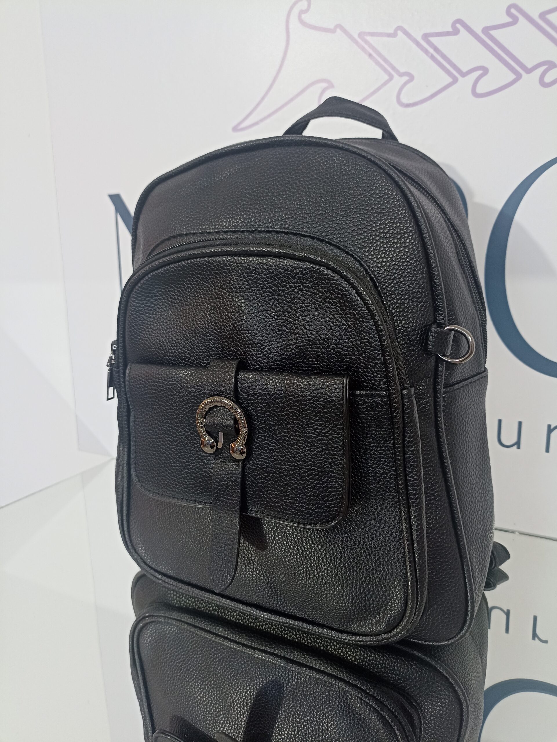 Γυναικείο μαύρο σακίδιο πλάτης (backpack) με μαύρα μεταλλικά στοιχεία!