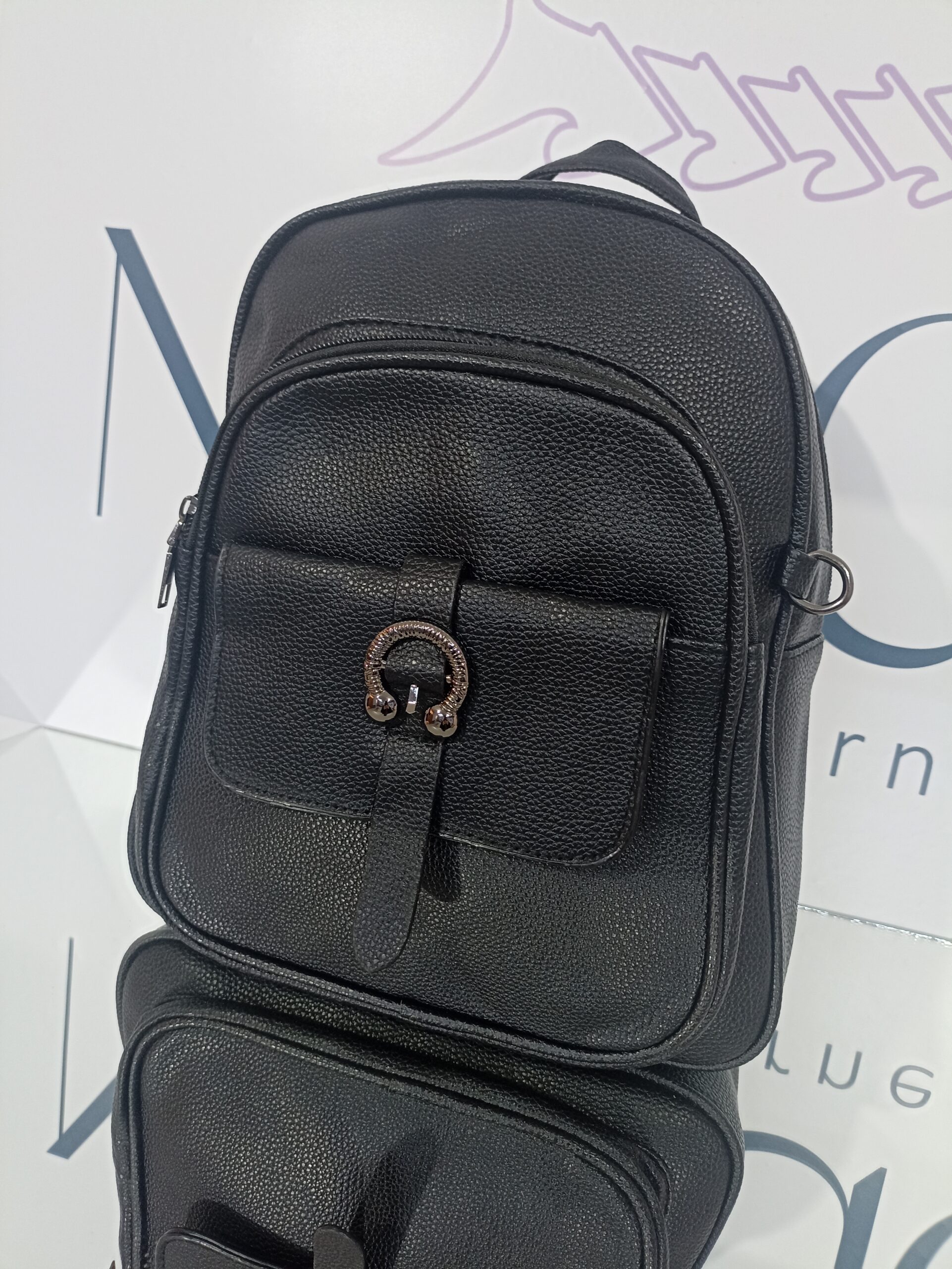 Γυναικείο μαύρο σακίδιο πλάτης (backpack) με μαύρα μεταλλικά στοιχεία!