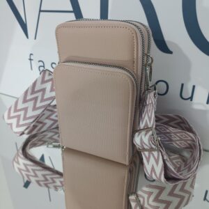 Γυναικείο - εφηβικό τσαντάκι κινητού σε ροζ απόχρωση, με ασημί μεταλλικά στοιχεία.