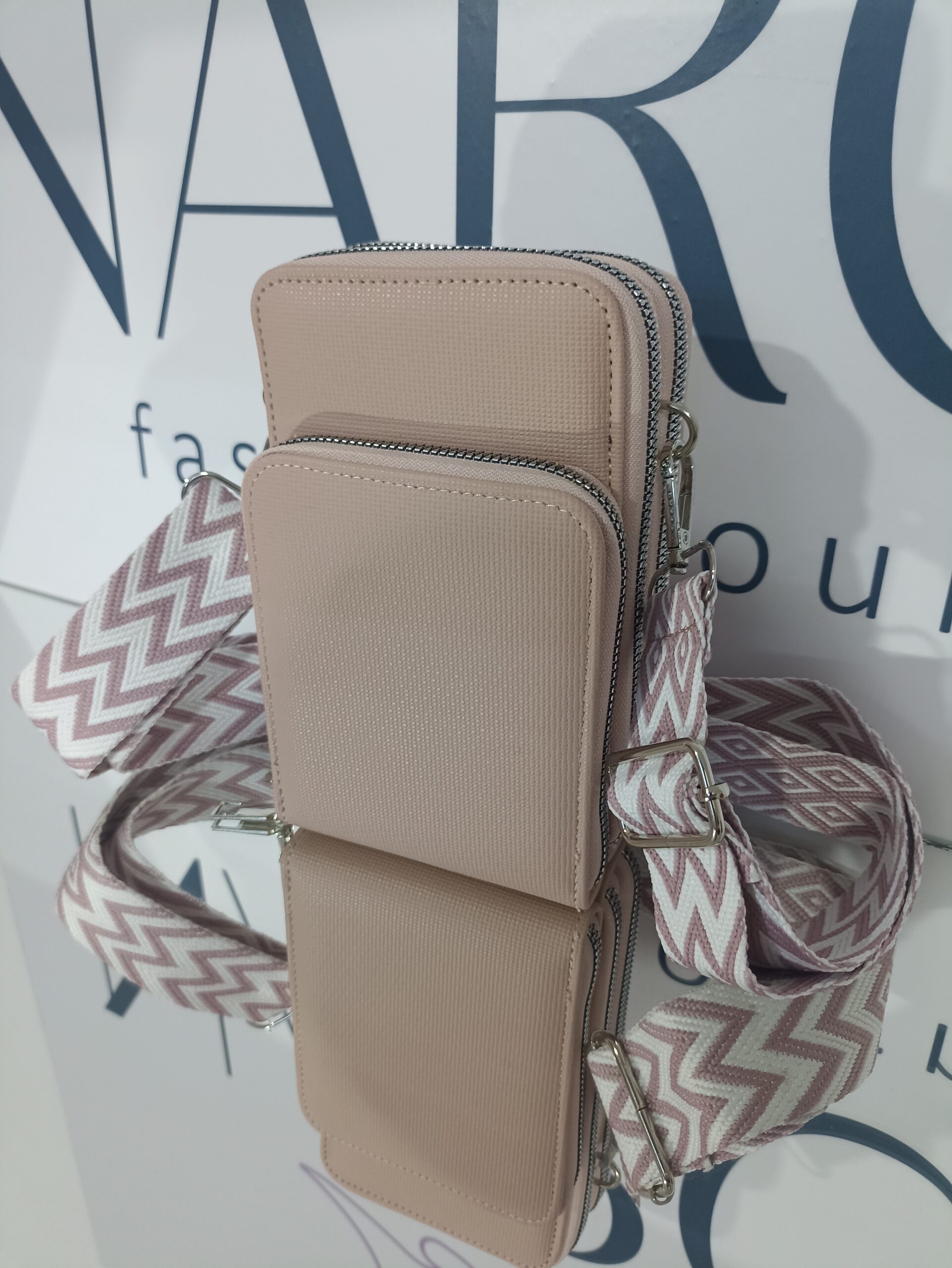 Γυναικείο - εφηβικό τσαντάκι κινητού σε ροζ απόχρωση, με ασημί μεταλλικά στοιχεία.