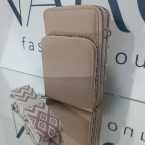 Γυναικείο - εφηβικό τσαντάκι κινητού σε ροζ απόχρωση, με ασημί μεταλλικά στοιχεία.