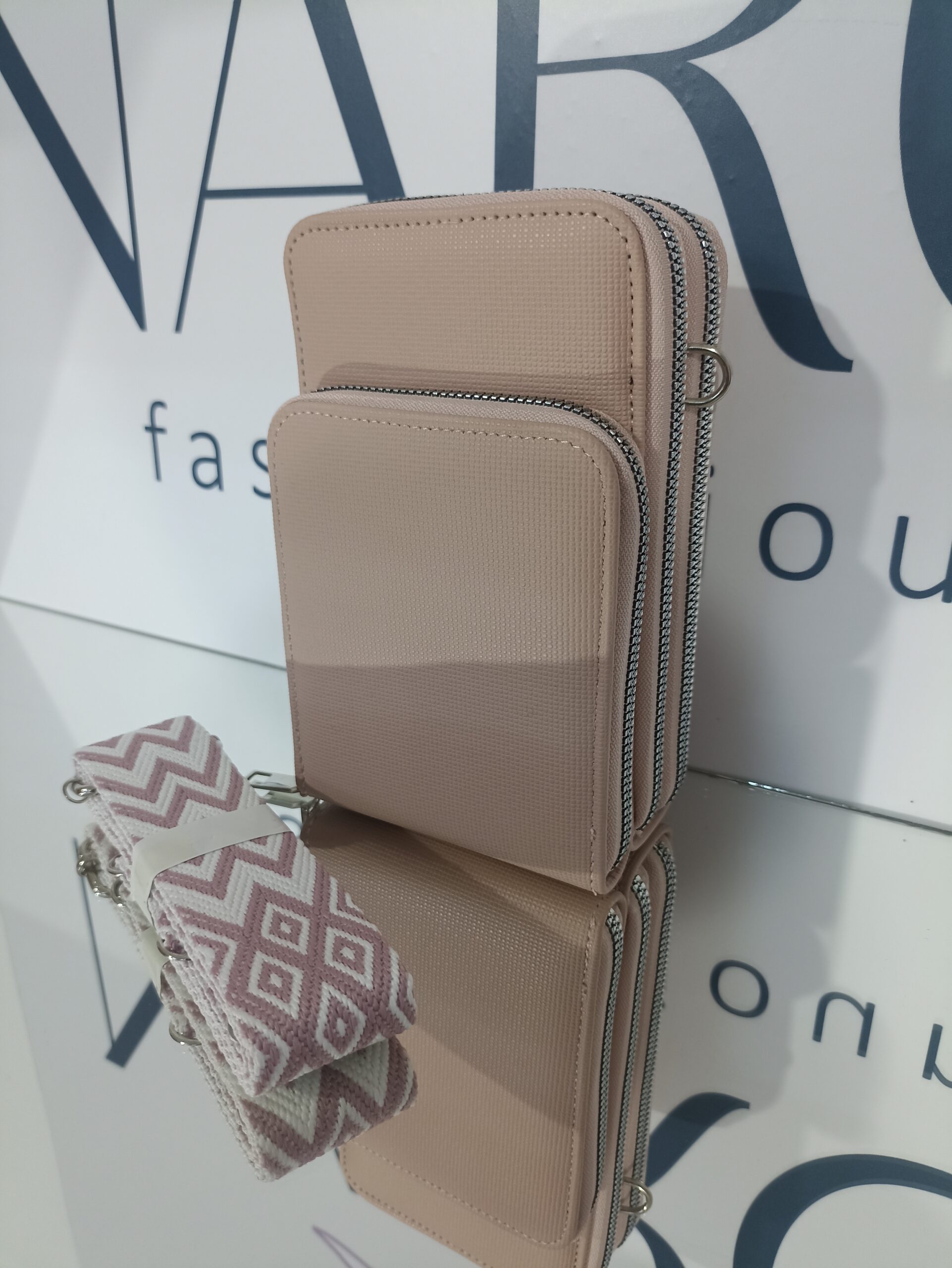 Γυναικείο - εφηβικό τσαντάκι κινητού σε ροζ απόχρωση, με ασημί μεταλλικά στοιχεία.