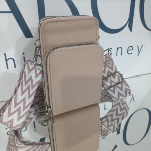 Γυναικείο - εφηβικό τσαντάκι κινητού σε ροζ απόχρωση, με ασημί μεταλλικά στοιχεία.