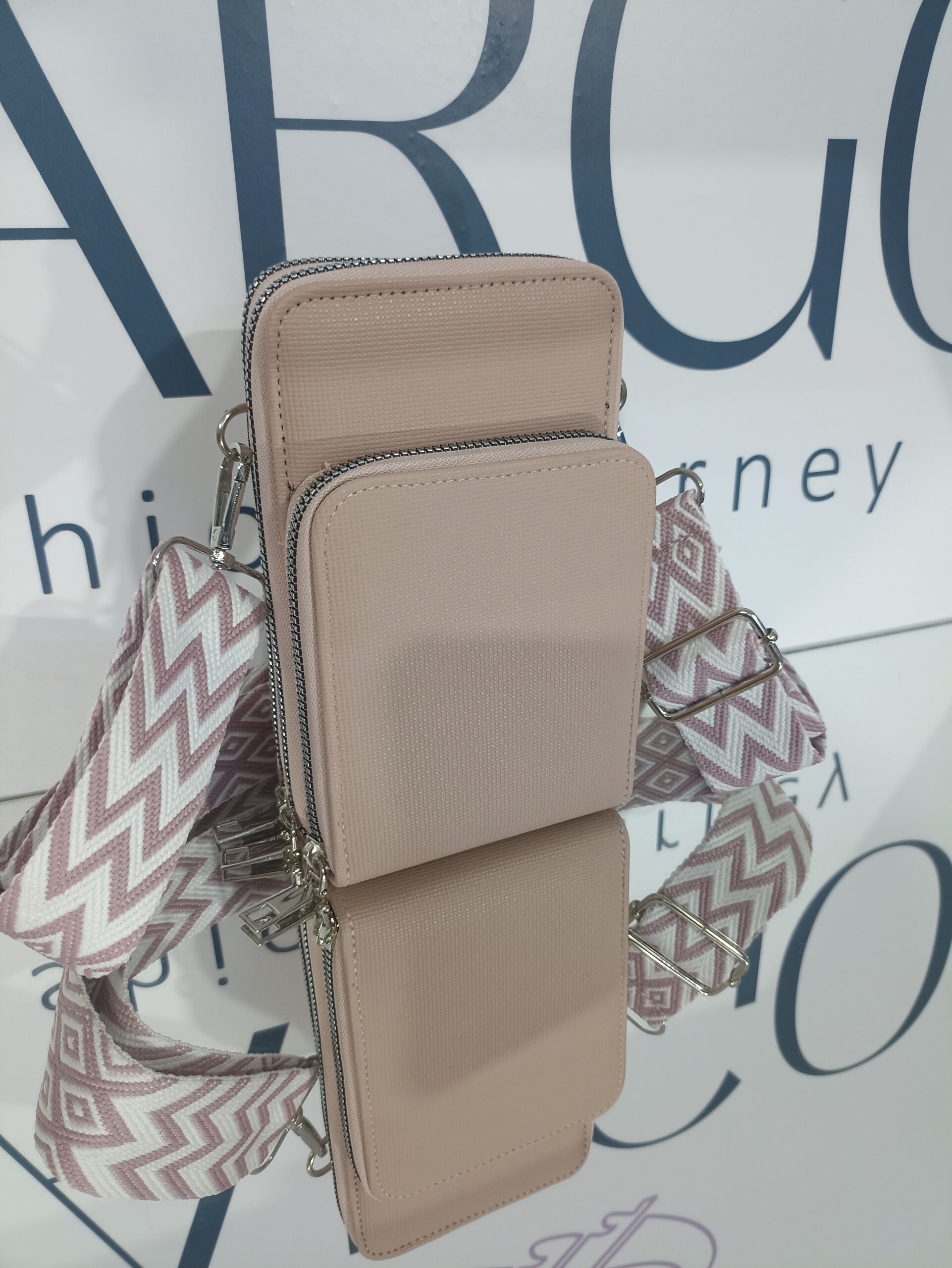 Γυναικείο - εφηβικό τσαντάκι κινητού σε ροζ απόχρωση, με ασημί μεταλλικά στοιχεία.