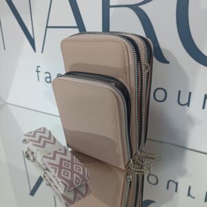 Γυναικείο - εφηβικό τσαντάκι κινητού σε ροζ απόχρωση, με ασημί μεταλλικά στοιχεία.