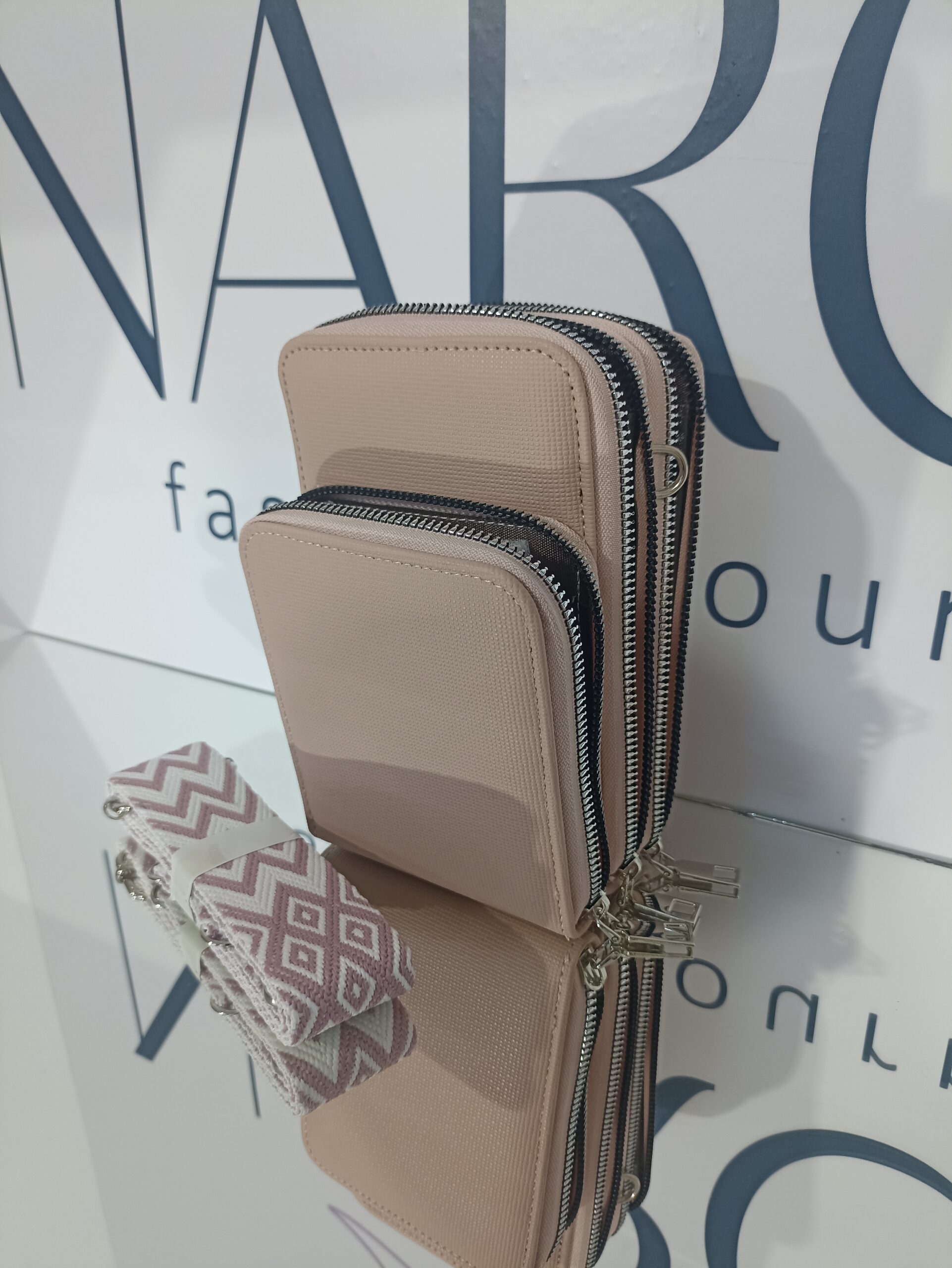 Γυναικείο - εφηβικό τσαντάκι κινητού σε ροζ απόχρωση, με ασημί μεταλλικά στοιχεία.