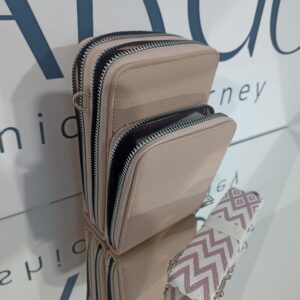 Γυναικείο - εφηβικό τσαντάκι κινητού σε ροζ απόχρωση, με ασημί μεταλλικά στοιχεία.